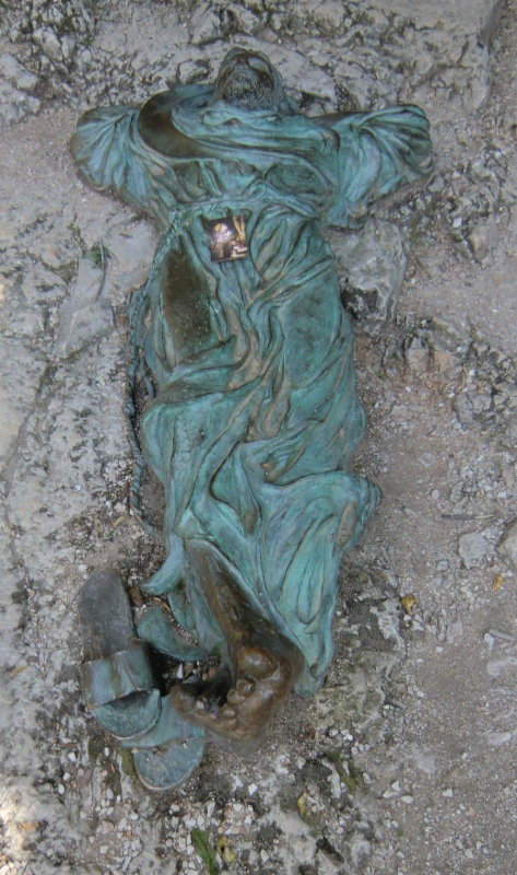Fiorenzo Bacci: Franziskus auf dem Boden liegend, 2006 (?), Bronzeskulptur an der Eremo delle Carceri