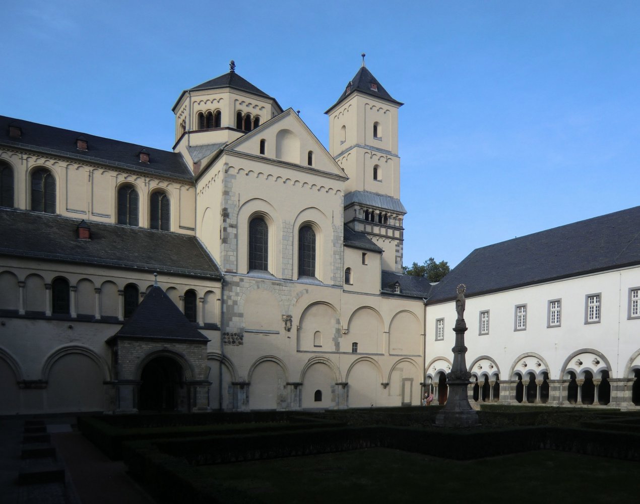 Abtei Brauweiler mit Kreuzgang und Kirche aus dem 12. Jahrhundert