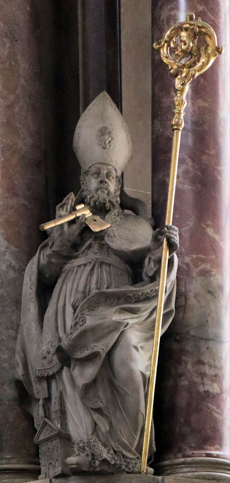 Statue am Hochaltar in der Kirche des ehemaligen Klosters Niedermünster in Regensburg