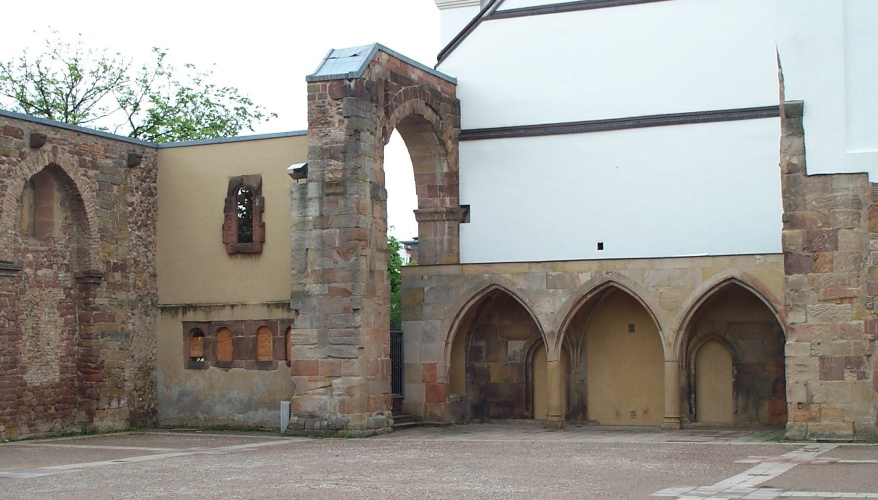 „Erkenbert-Ruine”, die Reste des Augustiner-Chorherrenstiftes, in Frankenthal