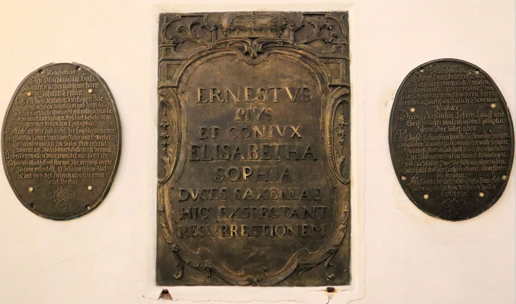 Inschriften am Grab im Altarraum der Margarethenkirche in Gotha