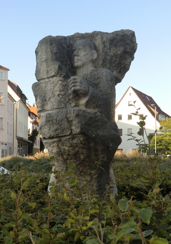 Ralf Ehmann: Denkmal, 1999, am nach Bolz benannten Platz in Rottenburg