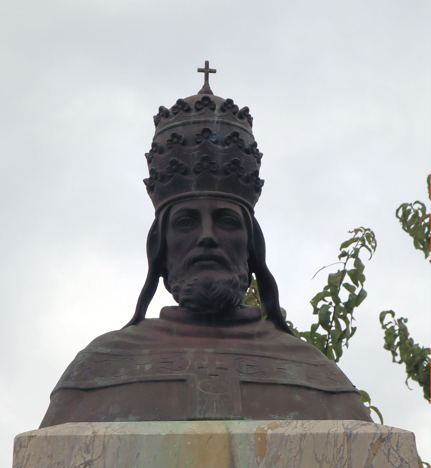 Büste vor der Pfarrkirche im Bergdorf Montemagno