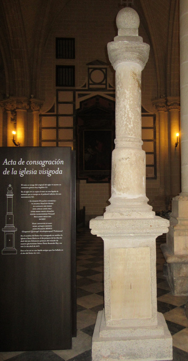 Weihestein der ersten Kathedrale in Toledo mit westgotischer Inschrift von 625, ins Lateinische übersetzt 587, in der Kathedrale in Toledo