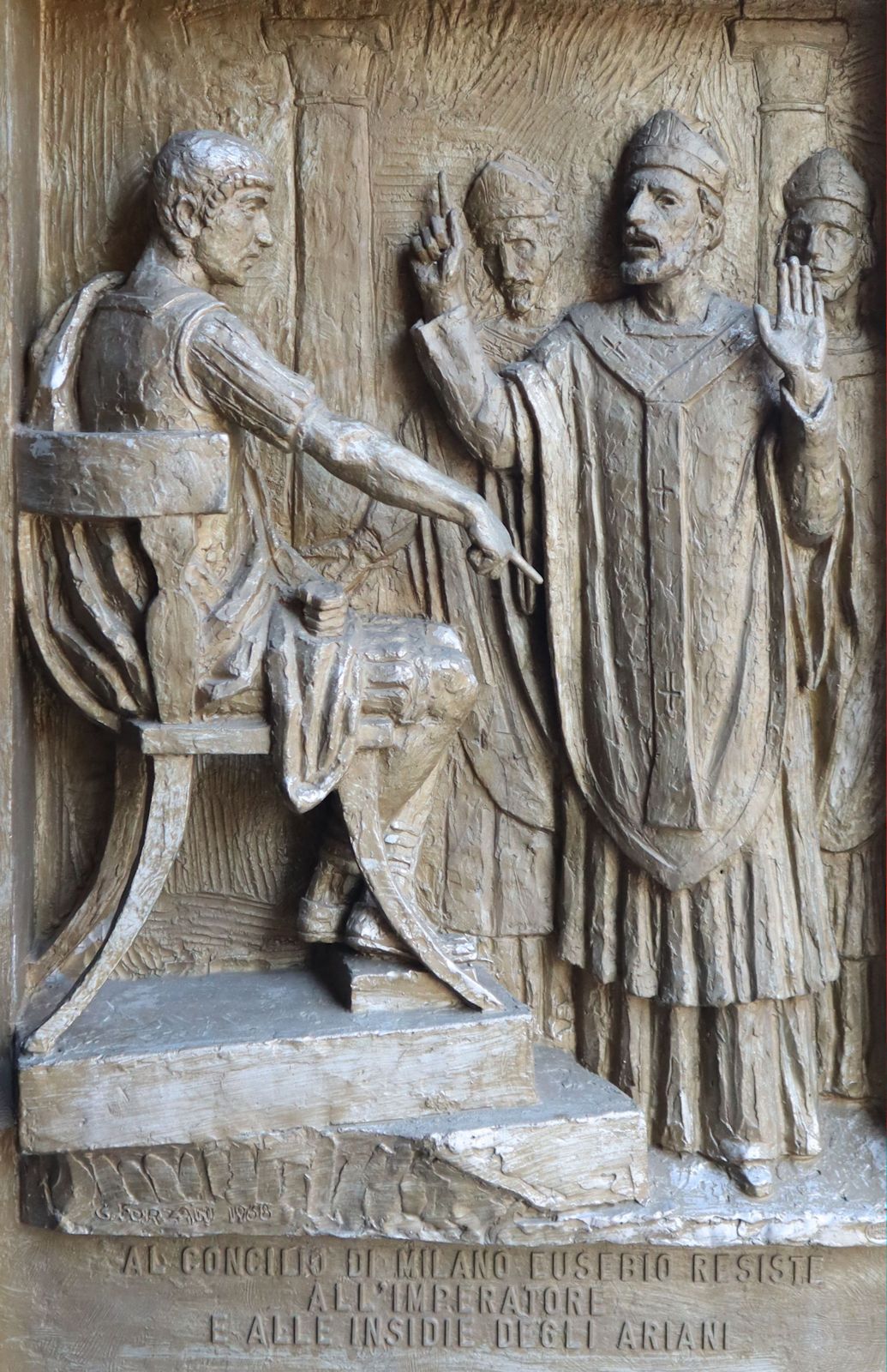 Eusebius widersprcht dem arianischen Herrscher der Langobarden, Bronzerelief an der Tür der Pfarrkirche in Borgo Vercelli