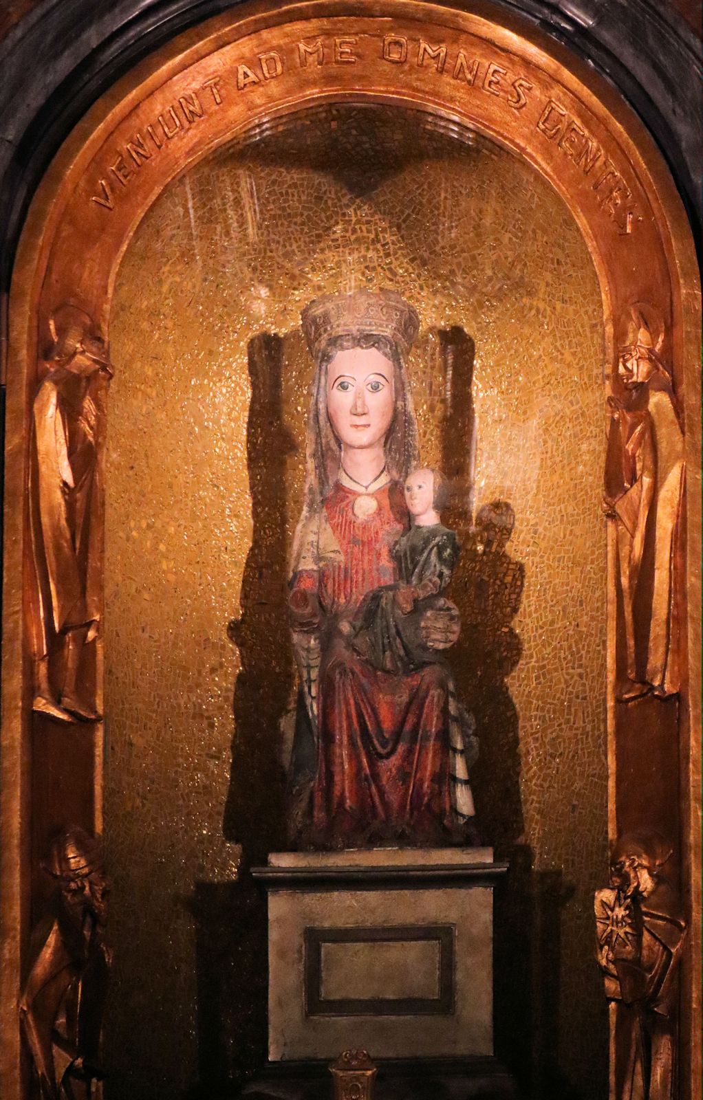 Die angeblich von Eusebius gestiftete Marienstatue im Sanktuarium auf dem Sacro Monte bei Serralunga di Crea
