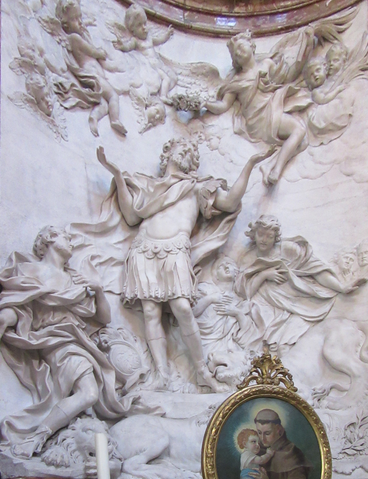 Melchiore Caffá und Giovanni Francesco Rossi: Eustachius, dessen Fuß der Löwe leckt, seine Frau Theopista (links) und die Söhne Agapius und Theopistus (rechts), um 1660, in der Kirche Sant'Agnese in Agone in Rom