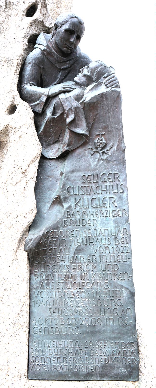 Denkmal vor der Kirche des ehemaligen Krankenhauses der Barmherzigen Brüder in Neuburg an der Donau