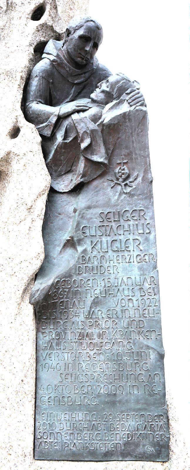Denkmal vor der Kirche des ehemaligen Krankenhauses der Barmherzigen Brüder in Neuburg an der Donau