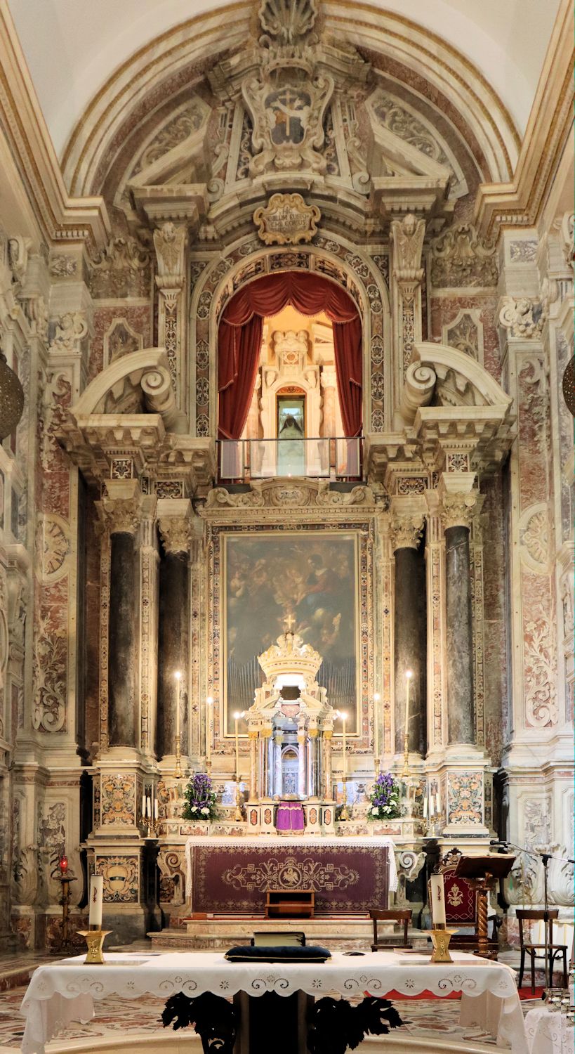 Kirche des Klosters Montevergine; über dem Altar ist goldgerahmt der unversehrte Leichnam der Eustochia ausgestellt