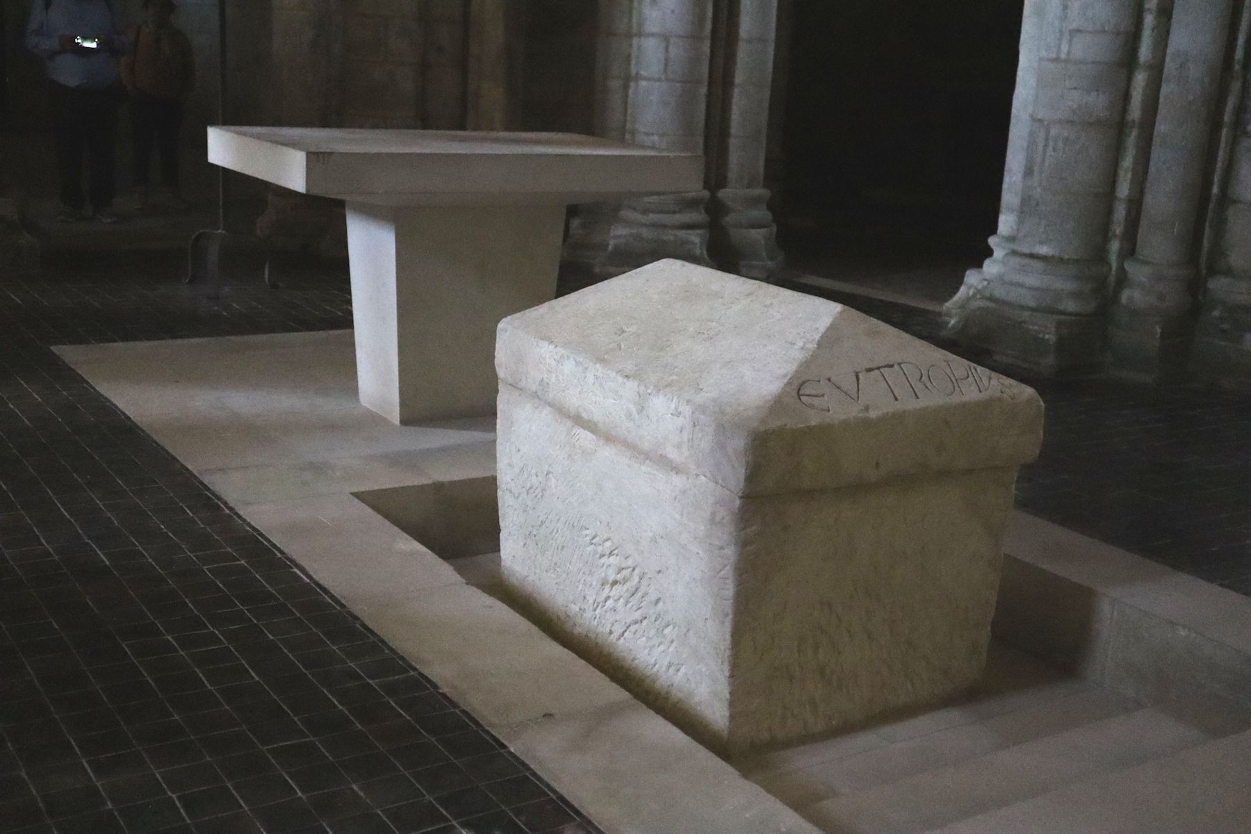 Eutropius' Sarkophag in der Krypta der Basilika Saint-Eutrope in Saintes