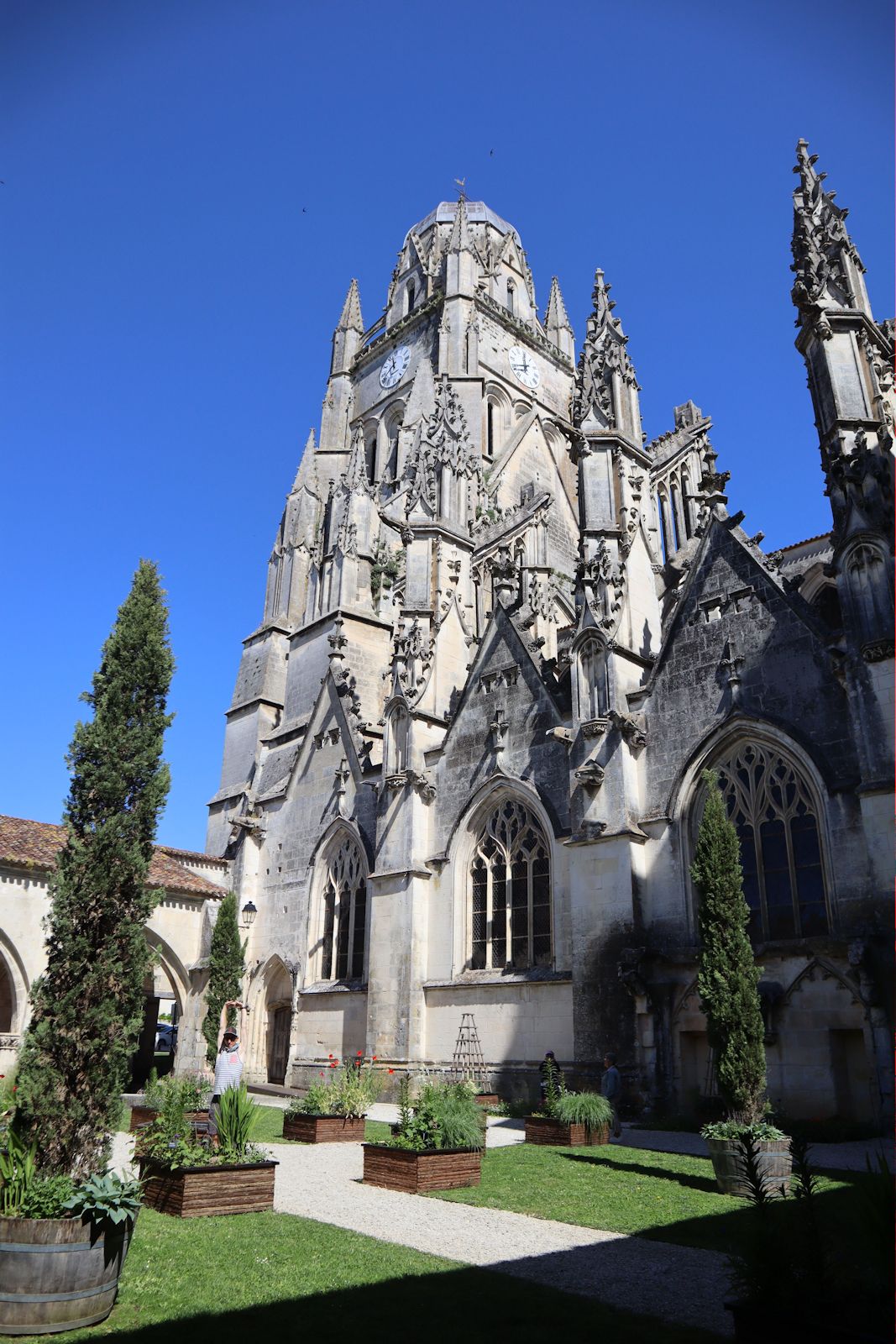 Kreuzgang und Turm der Kathedrale in Saintes
