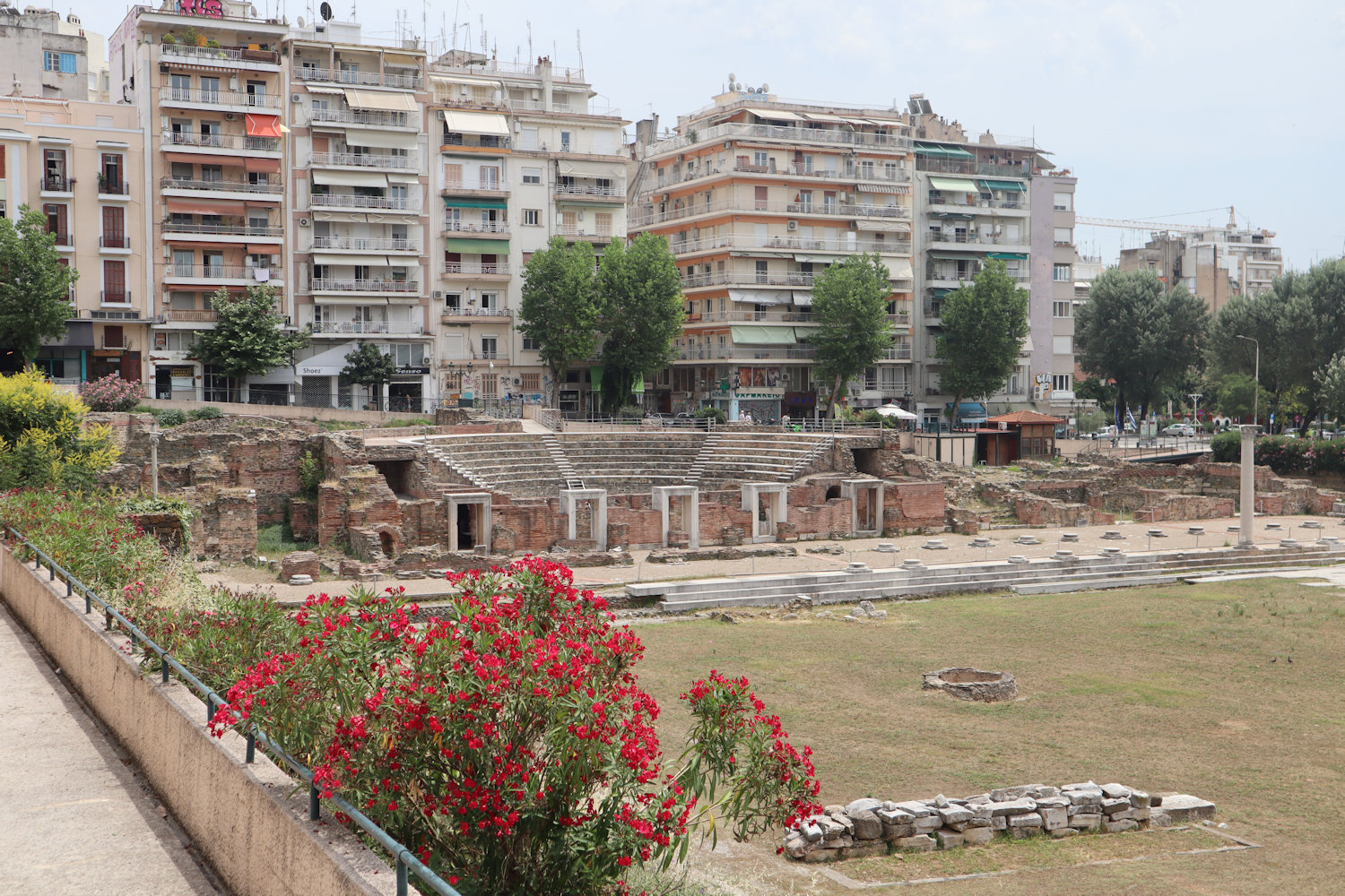 Reste des Forums und des kleinen Theaters in den Ausgrabungen der römischen Agora in Thessaloniki