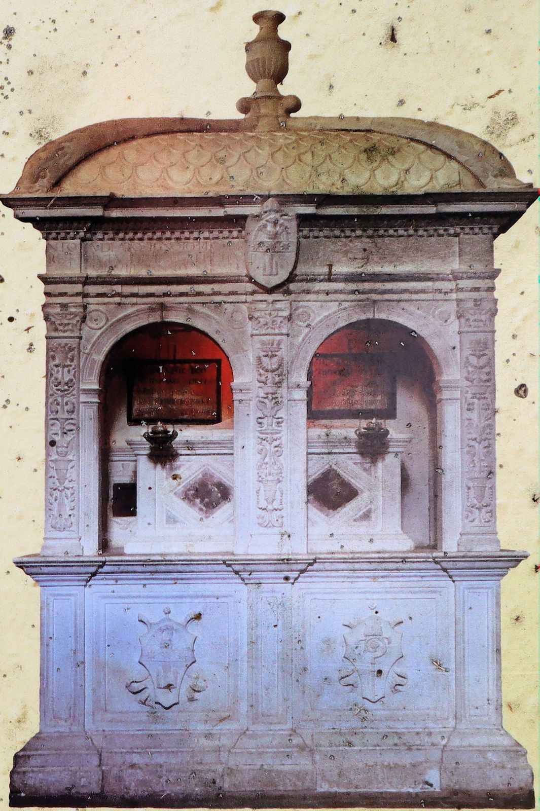 Eutychius' Grab, 1514, in der Kirche des Klosters Sant'Eutizio in Piedivalle, Foto auf einer Infotafel am Kloster