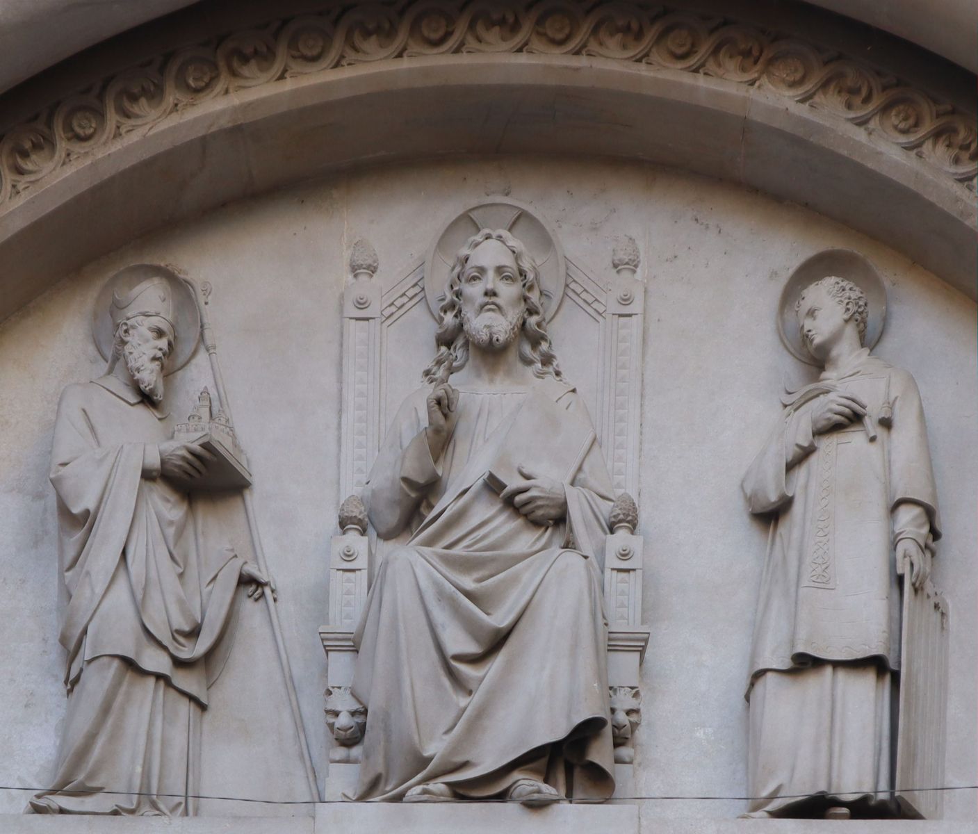 Evasius (links), Christus und Laurentius von Rom, Relief an der Kathedrale in Casale Monferrato