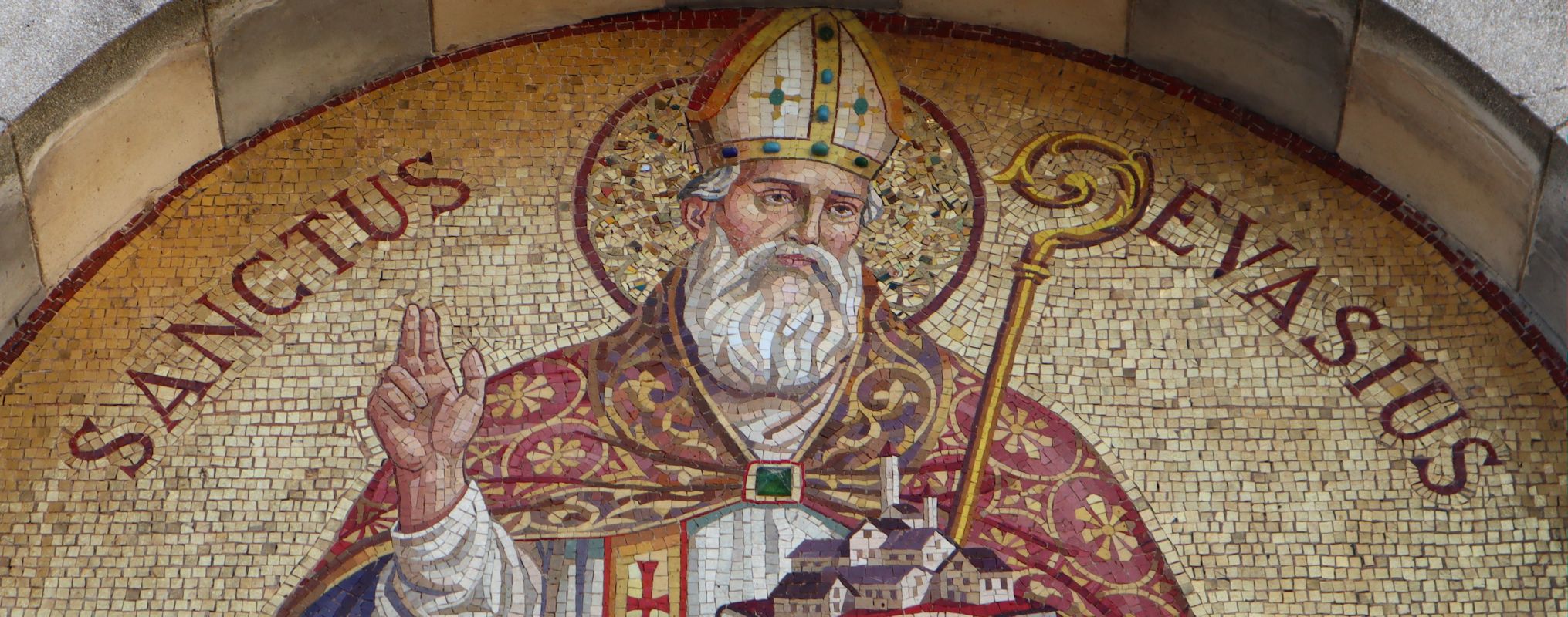 Mosaik über der Tür der Pfarrkirche in Borgo Vercelli