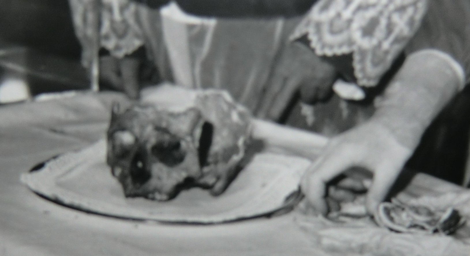 Exuperantius' Schädelreste bei der Untersuchung seiner Gebeine 1984, Foto in der nach ihm benannten Kirche in Cingoli