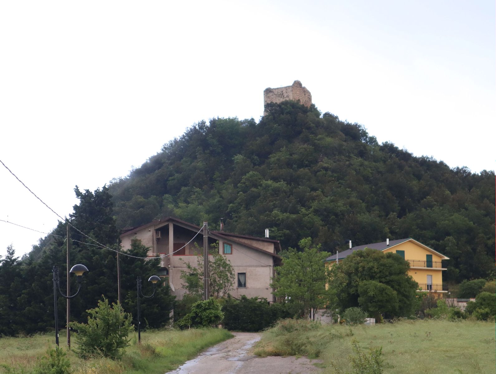 „Turm von Prata” und Wohnhäuser an der Stelle des ehemaligen Klosters Prata bei Casoli