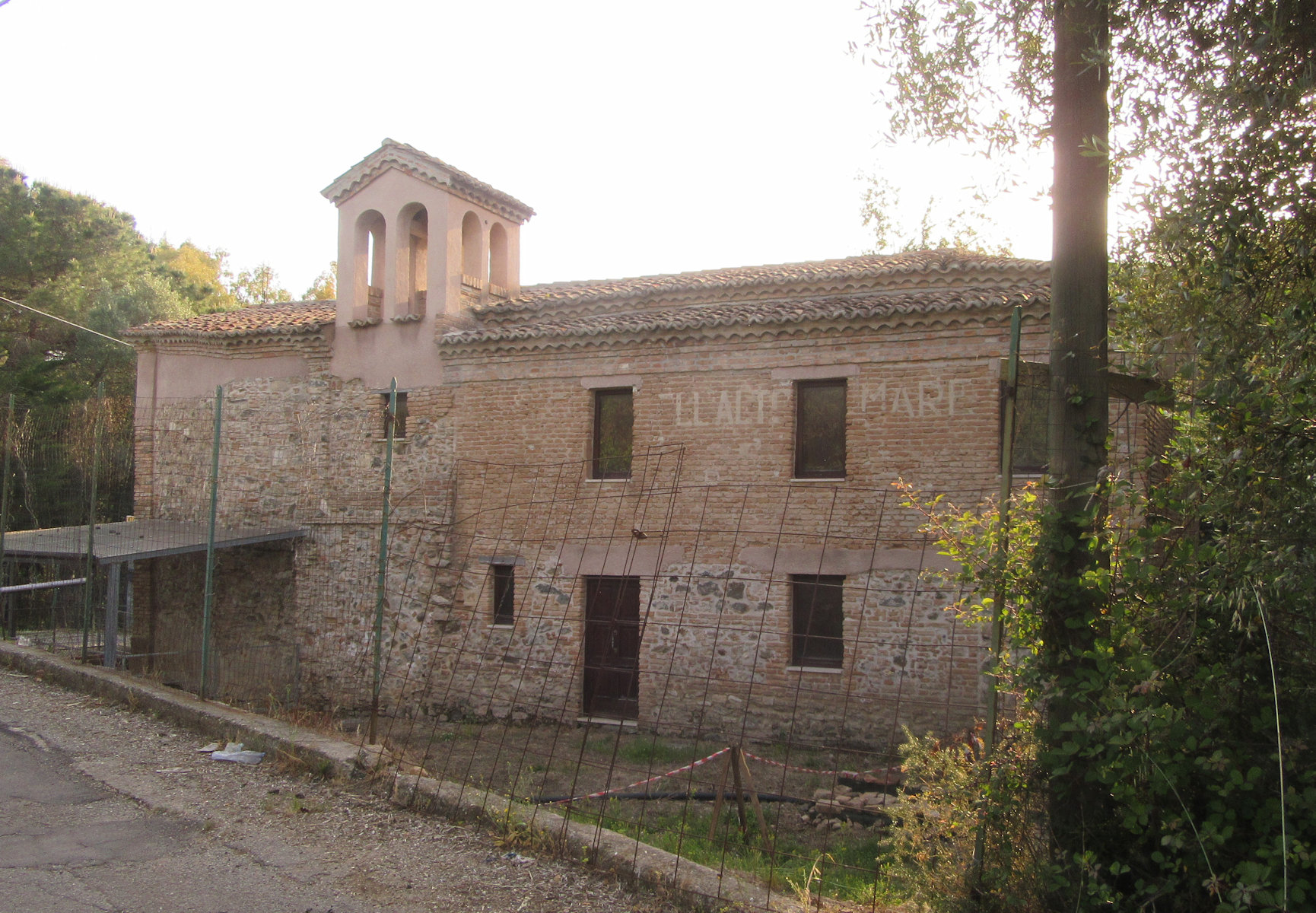 Die Fantinus geweihte Kirche im archäologischen Gelände von Taureana