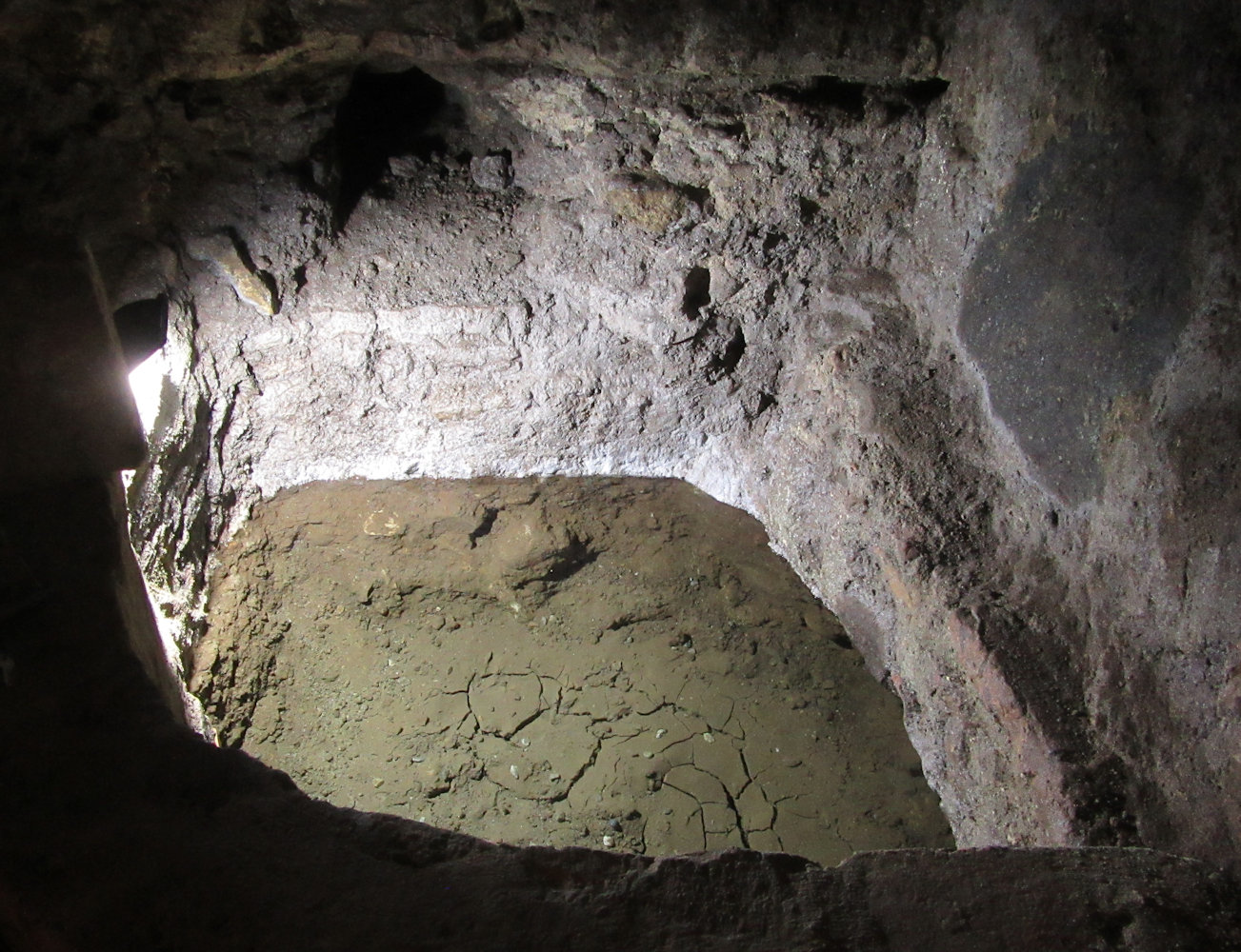 Die heilkräftige Quelle in der Unterkirche der Kirche San Fantino im archäologischen Gelände von Taureana