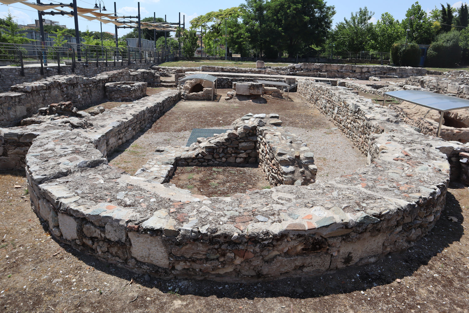Reste der Achilleus-Basilika in Larisa mit seinem erhaltenen Grab (unter der Überdachung, rechts)