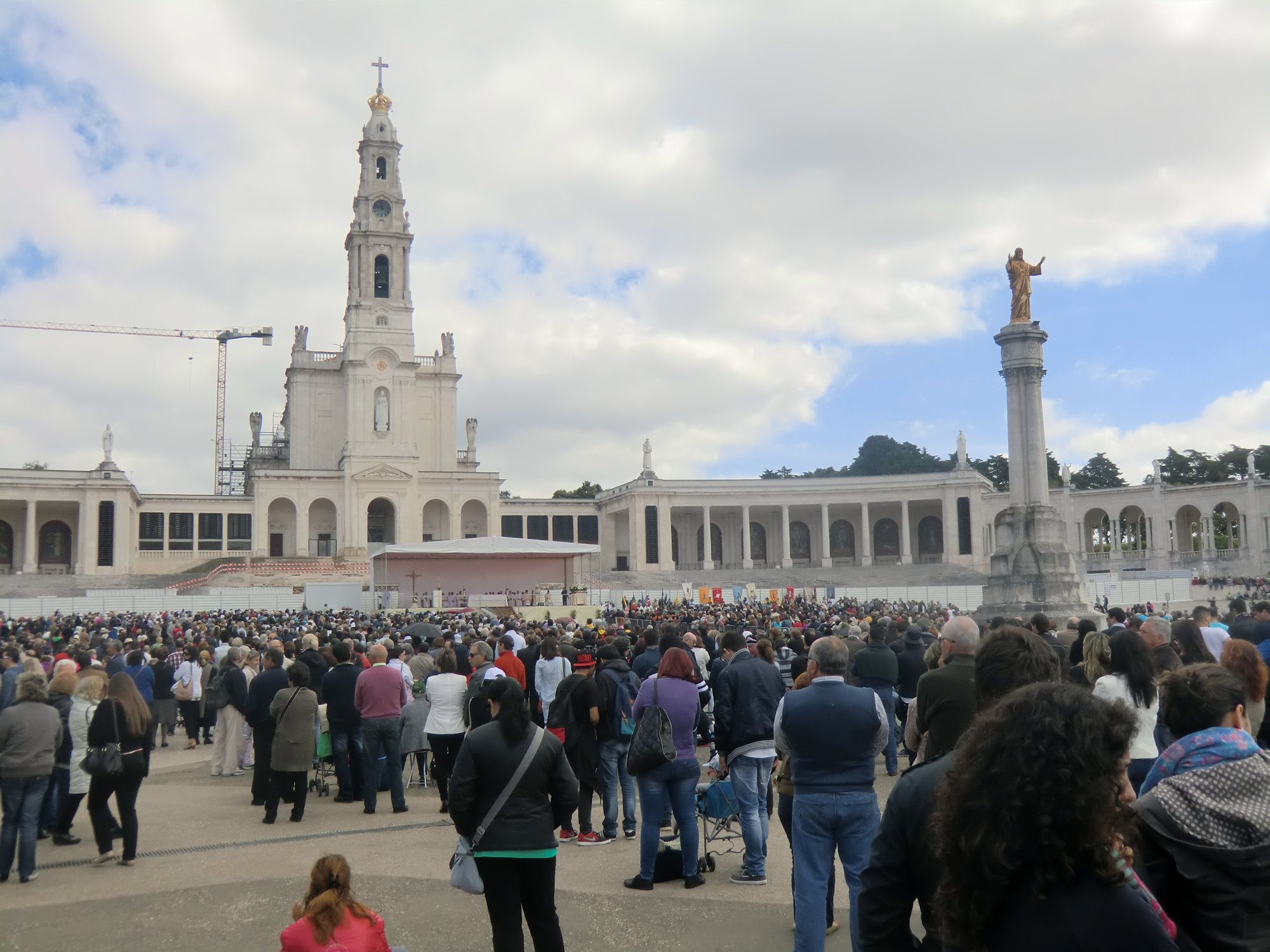 Basilika „Unserer Lieben Frau des Rosenkranzes” in Fátima mit den Gräbern der drei Hirtenkinder