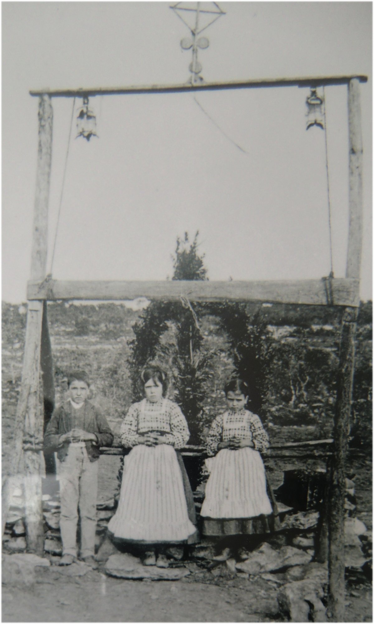 Die Hirtenkinder am Ort der Marienerscheinungen, Foto im Informationszentrum des Santuarios