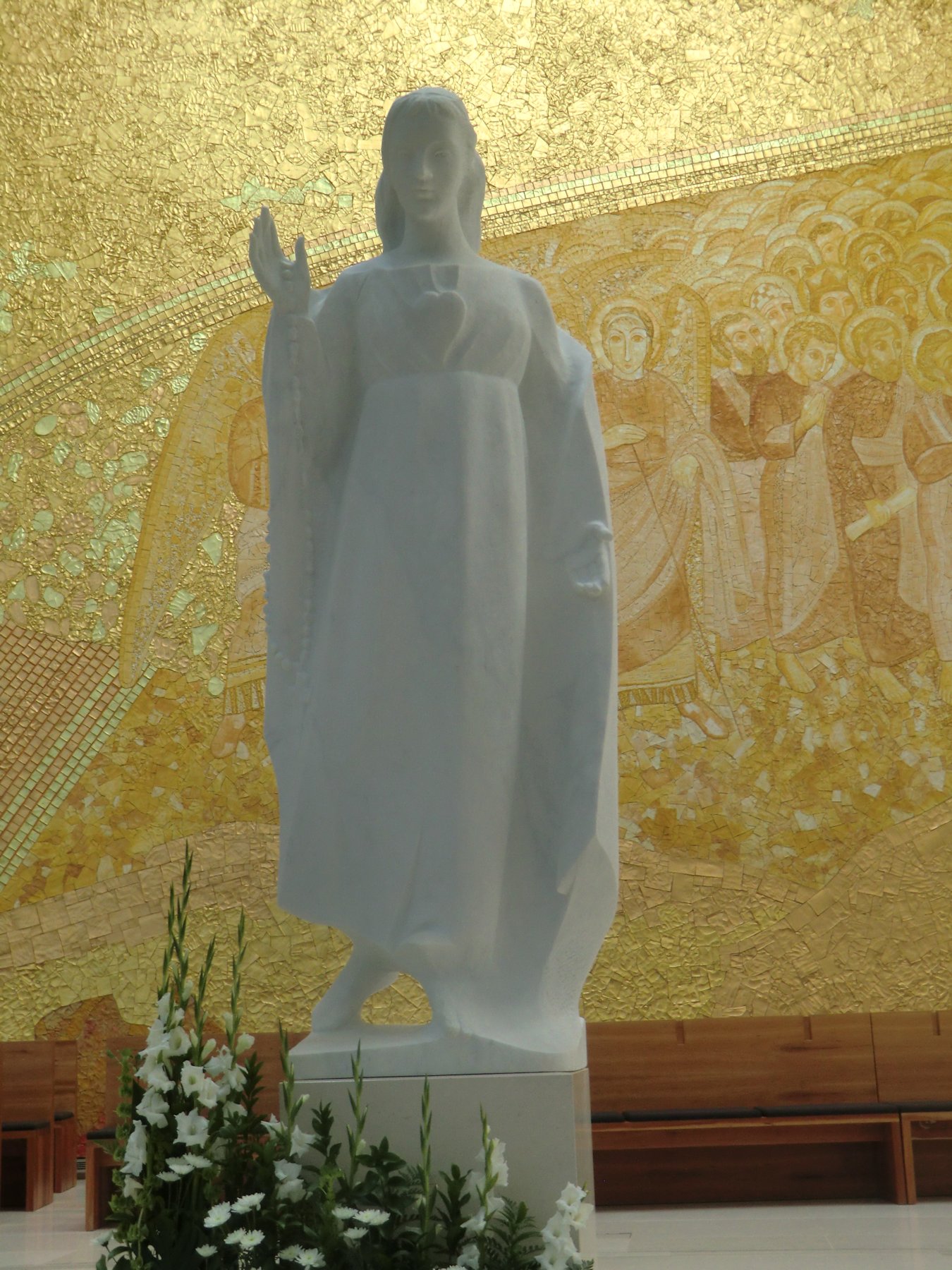 Marienstatue im Chor der neuen Basilika zur Heiligsten Dreifaltigkeit in Fátima