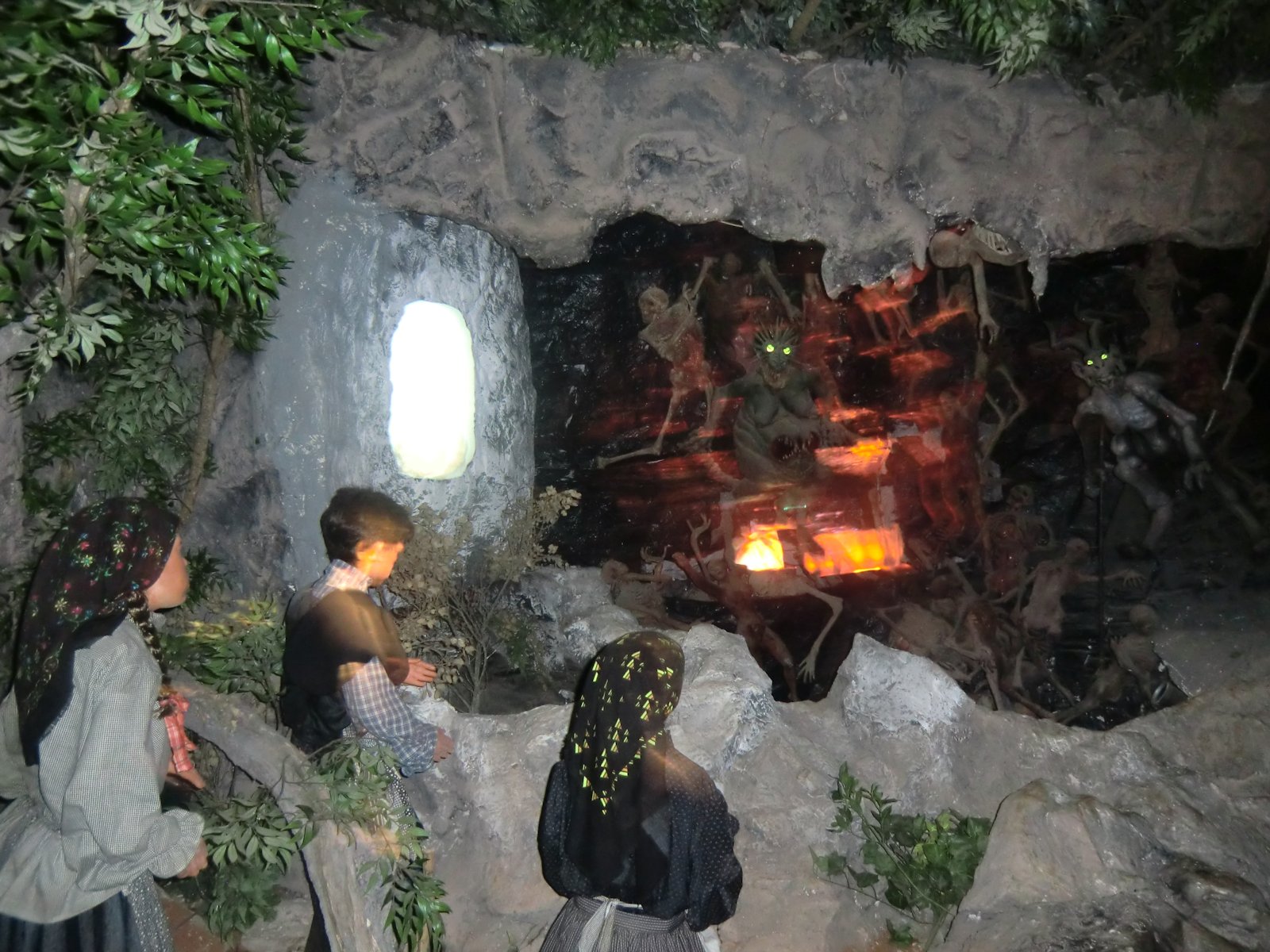 Die dritte Marienerscheinung vor den Hirtenkindern mit der Mitteilung der Die Offenbarungen von Fátima, hier der Höllenvision,, Modelldarstellung im Museum in Fátima