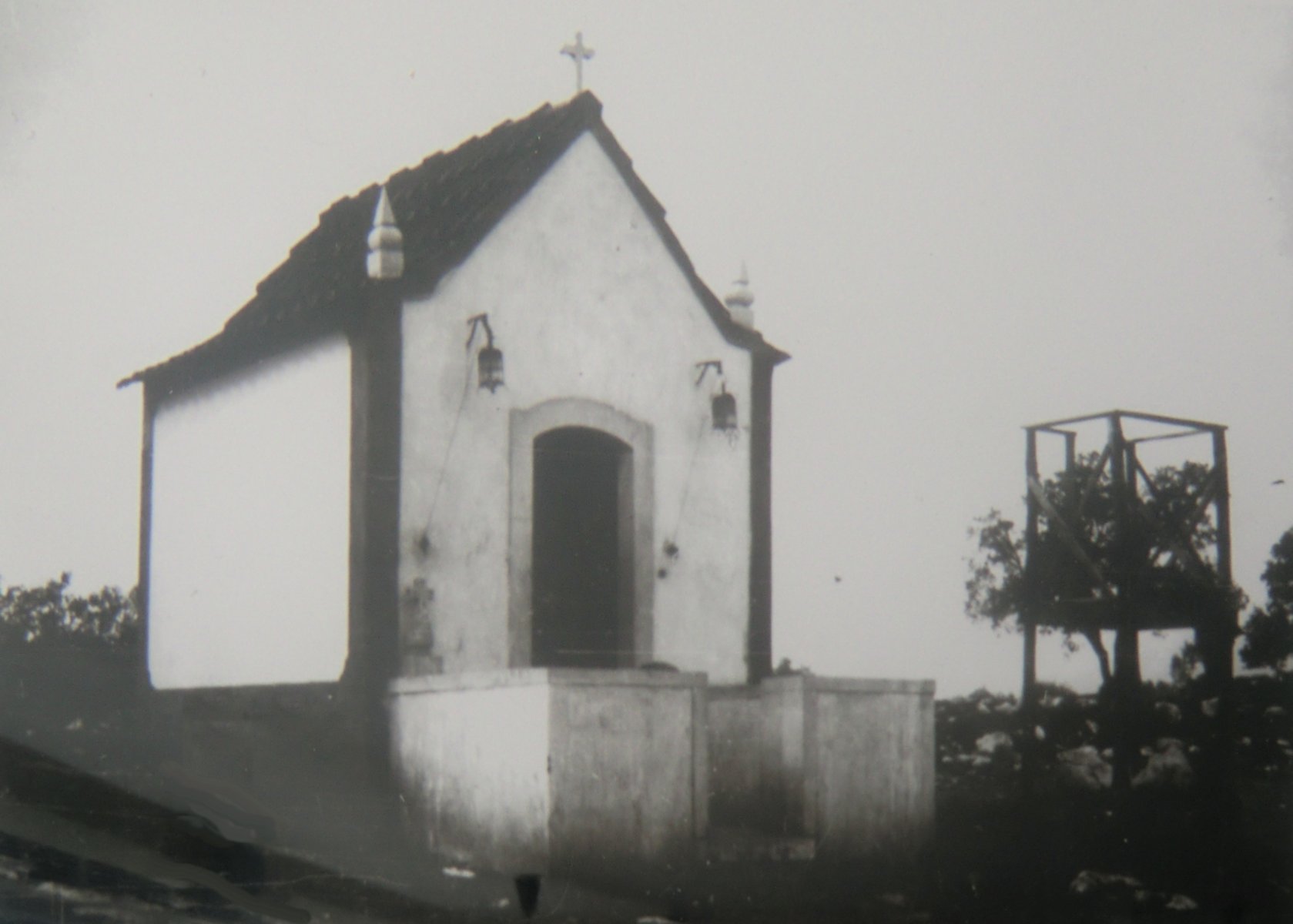 Die erste Kapelle am Kapelle am Ort der Marienerscheinungen, Foto im Informationszentrum des Santuarios