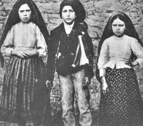 Lucia de Jesus (links), ihr Vetter Francisco und dessen Schwester Jacinta Marto, aufgenommen von einem unbekannten Fotografen am 3. Juli 1917, dem Tag der dritten Erscheinung
