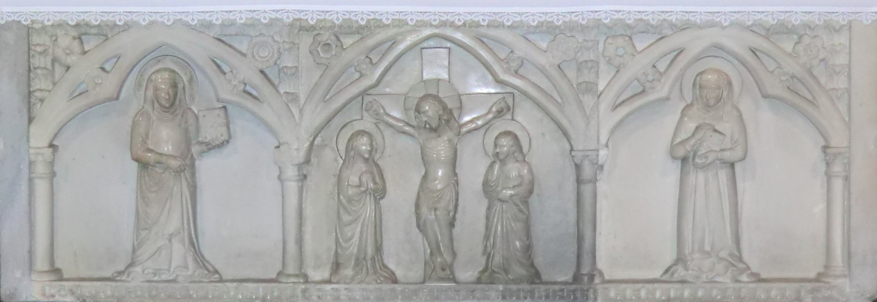 Meister von Campionesi: Relief mit dem gekreuzigten Christus, Maria und Johannes in der Mitte sowie Faustina und Liberata, 1317, am Volksalter in der in der Kathedrale in Como