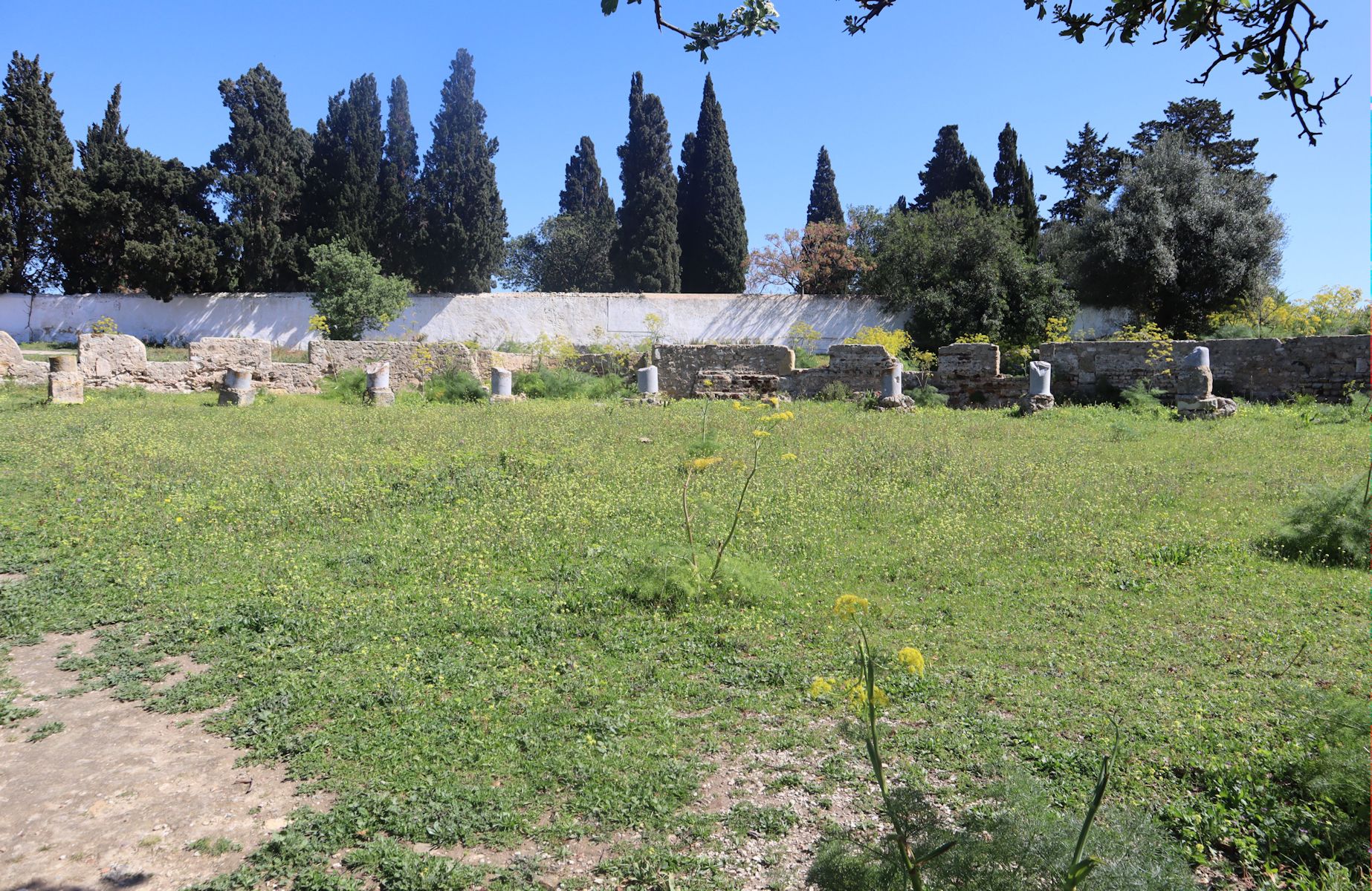 Reste der Apsis der Basilika Damous el Karita in Karthago, dahinter der Friedhof der vonCharles-Martial-Allemand Lavigerie gegründeten Missionsgesellschaft der „Weißen Väter”