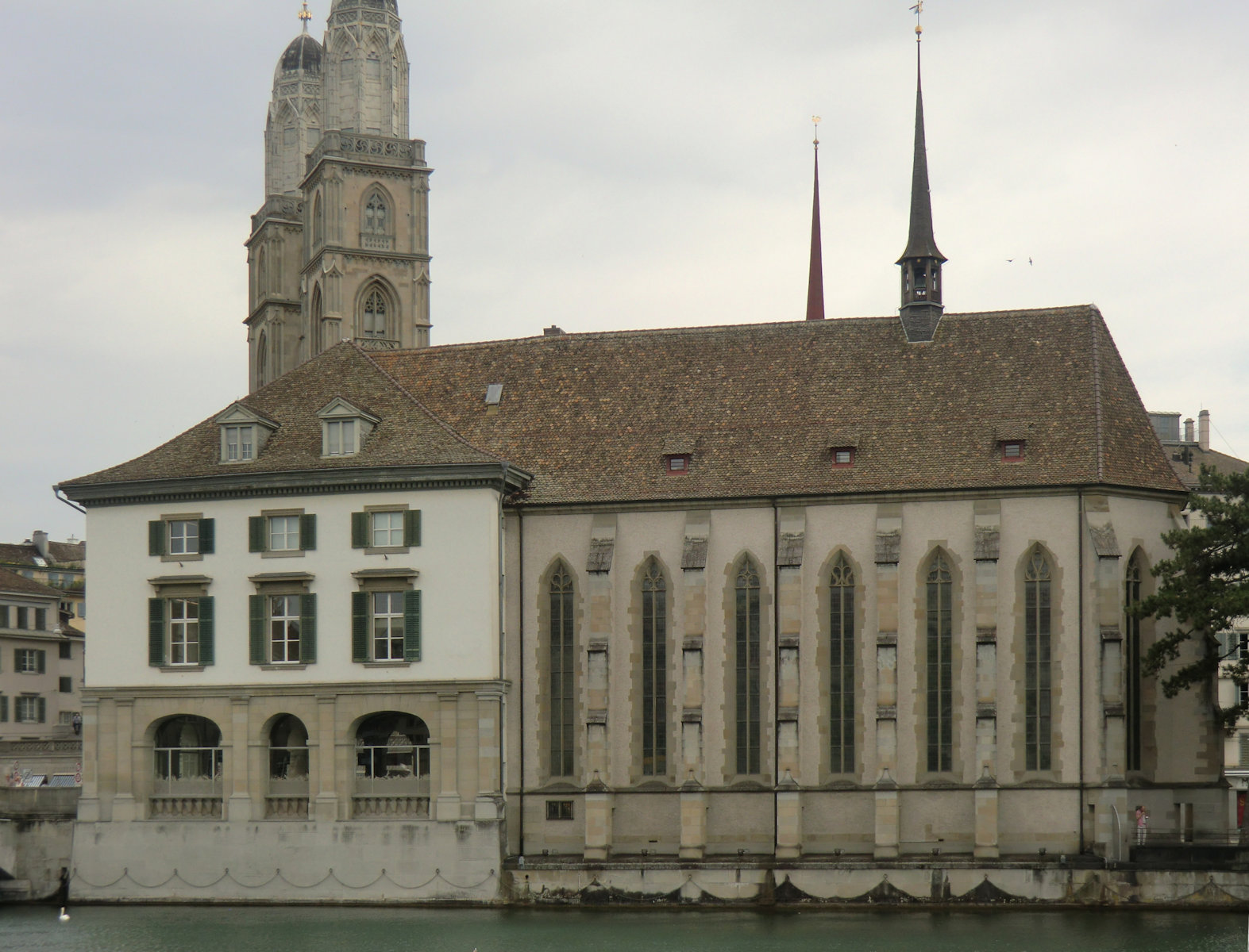 Wasserkirche, gebaut von 1479 bis 1488, mit dem 1631 angebauten „Helmhaus” - heute Museum für zeitgenössische Kunst, dahinter die Türme des Großmünsters