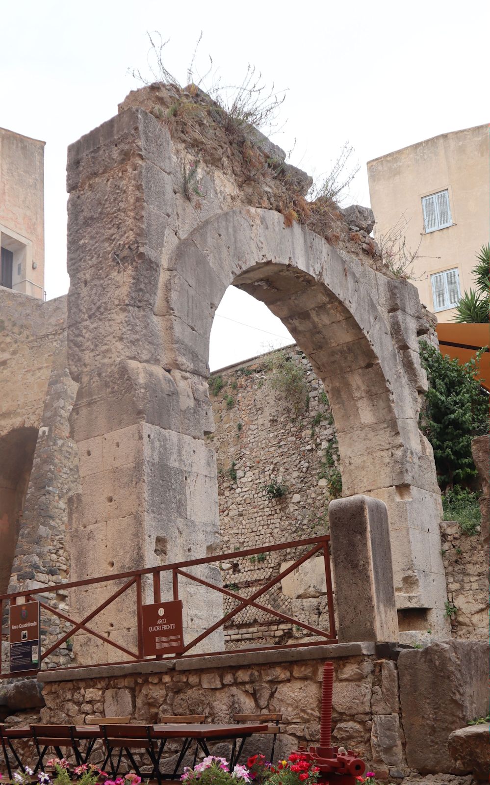 Tor zum einstigen römischen Forum in  in Terracina, wieder entdeckt, nachdem die darüber gebauten Häuser 1944 durch Bomben zerstört wurden