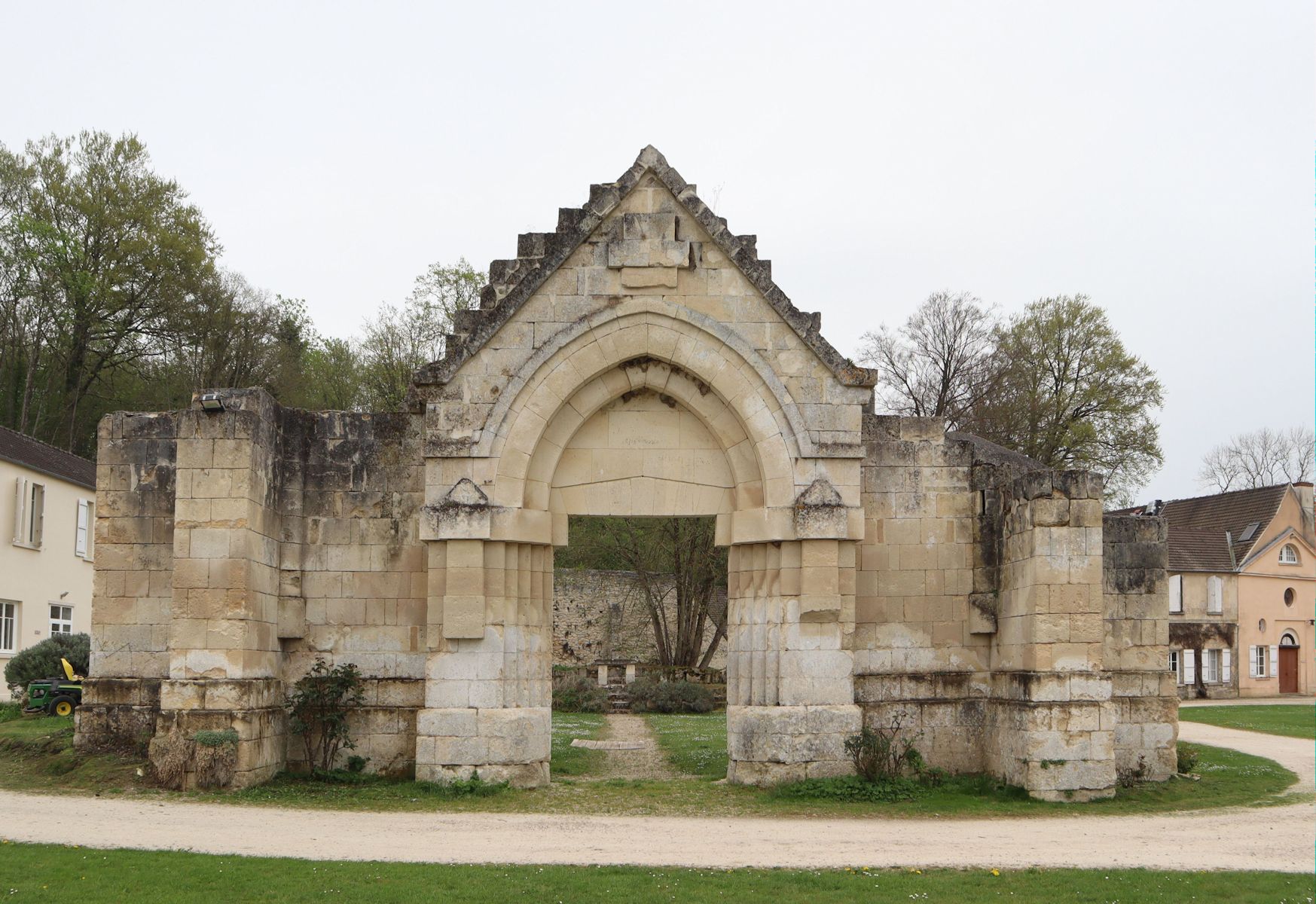 Ruine der Kirche des ehemaligen Klosters Cerfroid nahe Brumetz