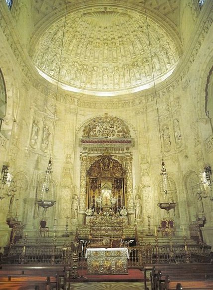 Königliche Kapelle mit Ferdiands Silbersarg und der Statue der „Virgin de los Roses”, in der Kathedrale in Sevilla 