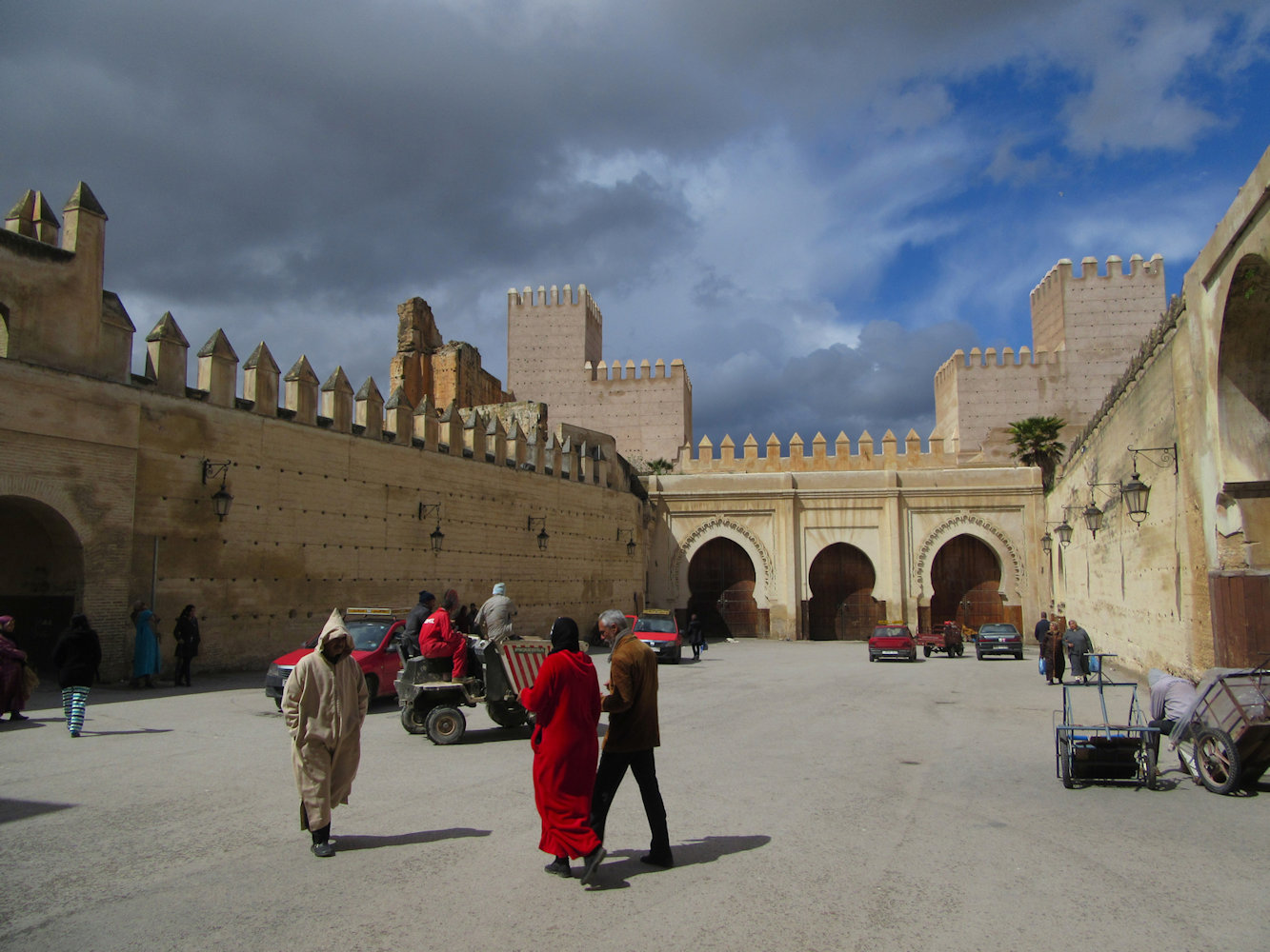 Place Moulay Hassan am Königspalast in Fès mit dem ehemaligen Gefängnis