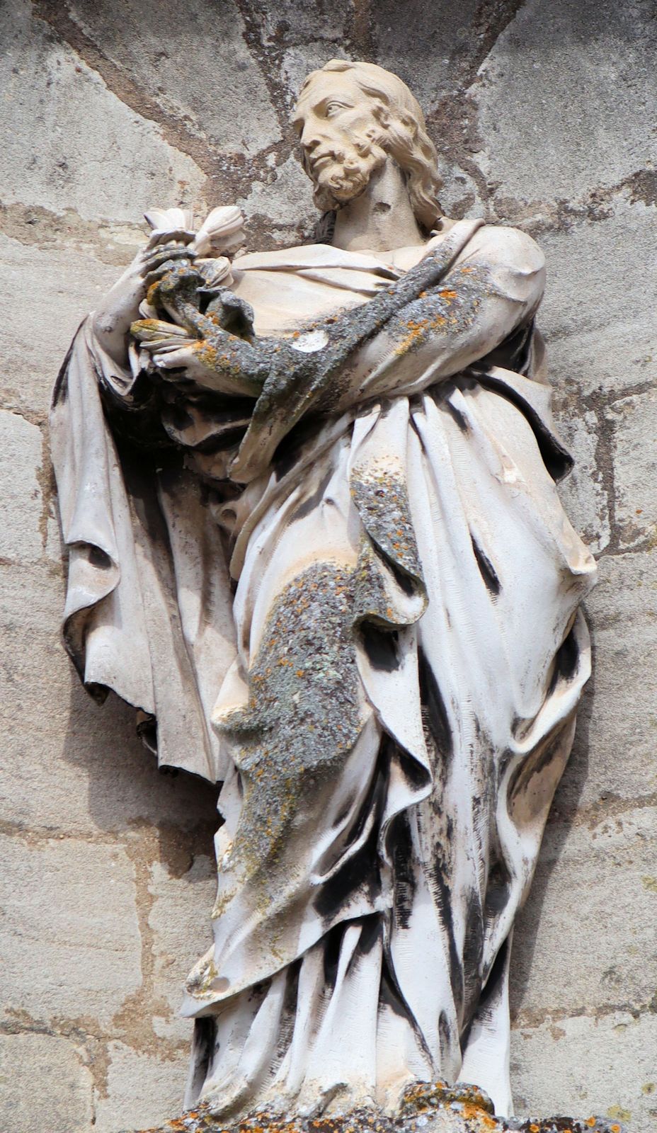 Statue an der katholischen Kirche in Morhange