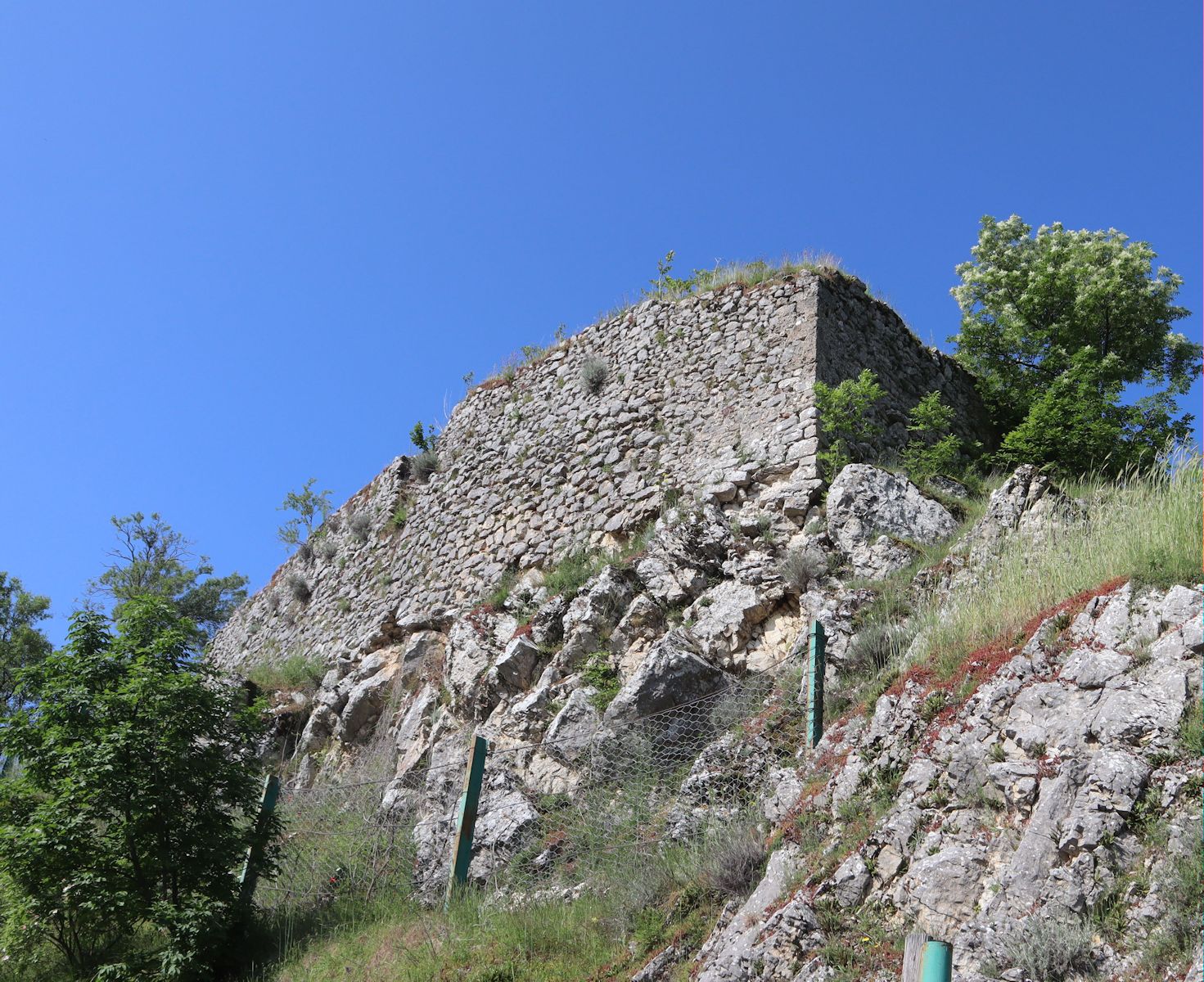 spärliche Reste der Burg Mareri in Petrella Salto