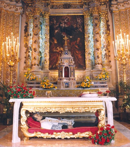 Sarkophag von Filippo Smaldone, 1996 in der Barfüßer-Kirche der Schwestern vom Heiligsten Herzen Jesu in Lecce aufgestellt