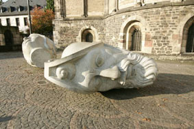 Köpfe von Florentius und Cassius liegen auf dem Platz vor dem Bonner Münster