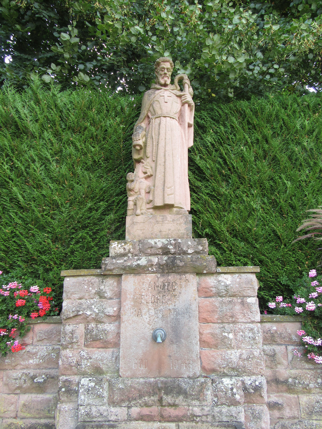 Statue am Brunnen vor der Florentius geweihten Kapelle in Oberhaslach