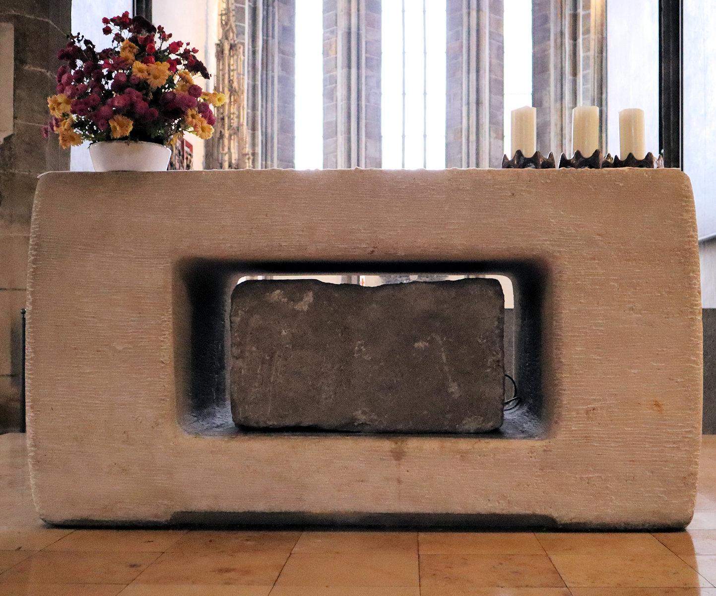 Altar in der St. Laurenz-Kirche in Lorch mit den Reliquien der 40 Lorcher Märtyrer in einem römischen Steinbehältnis