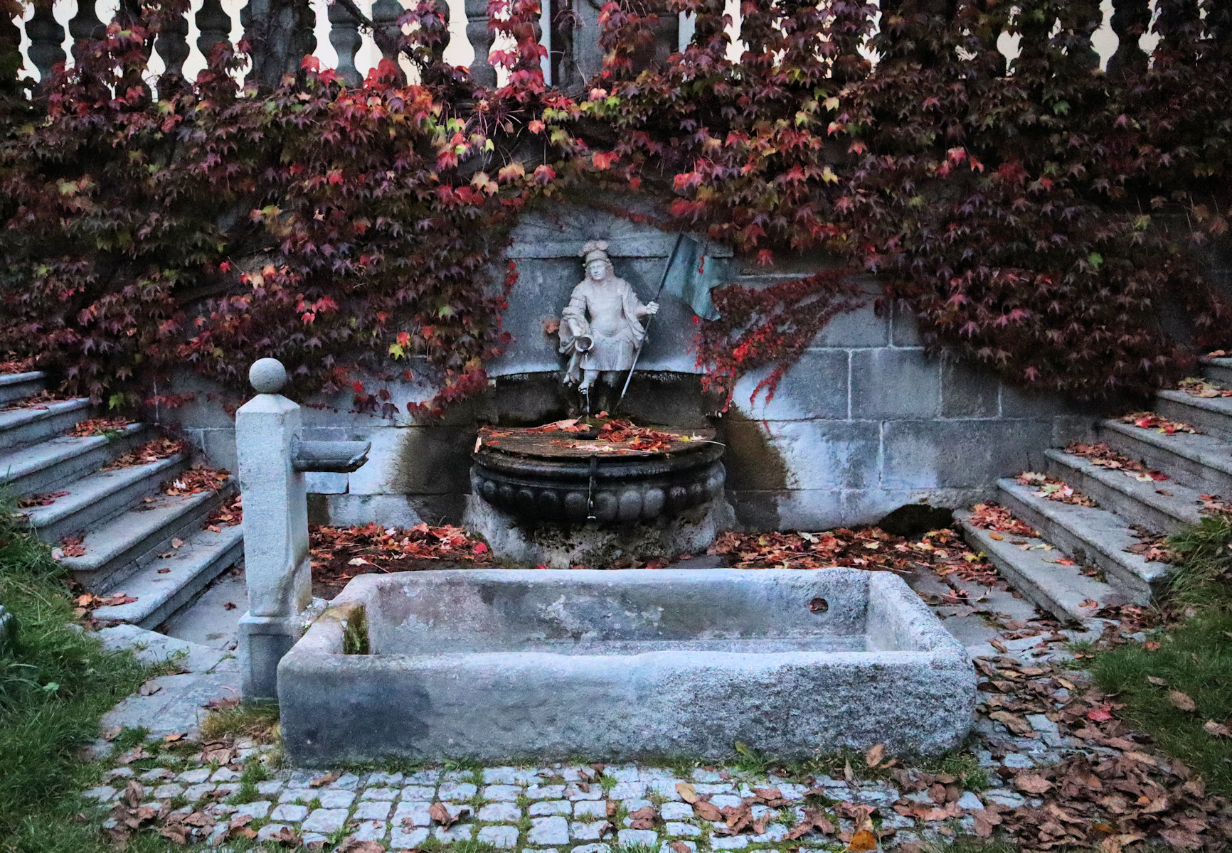 „Floriansbrunnen” an der Johannes-Kapelle in St. Florian