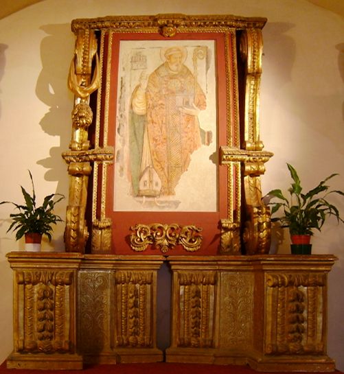Altar und Fresko in der Krypta der Kathedrale in Città di Castello