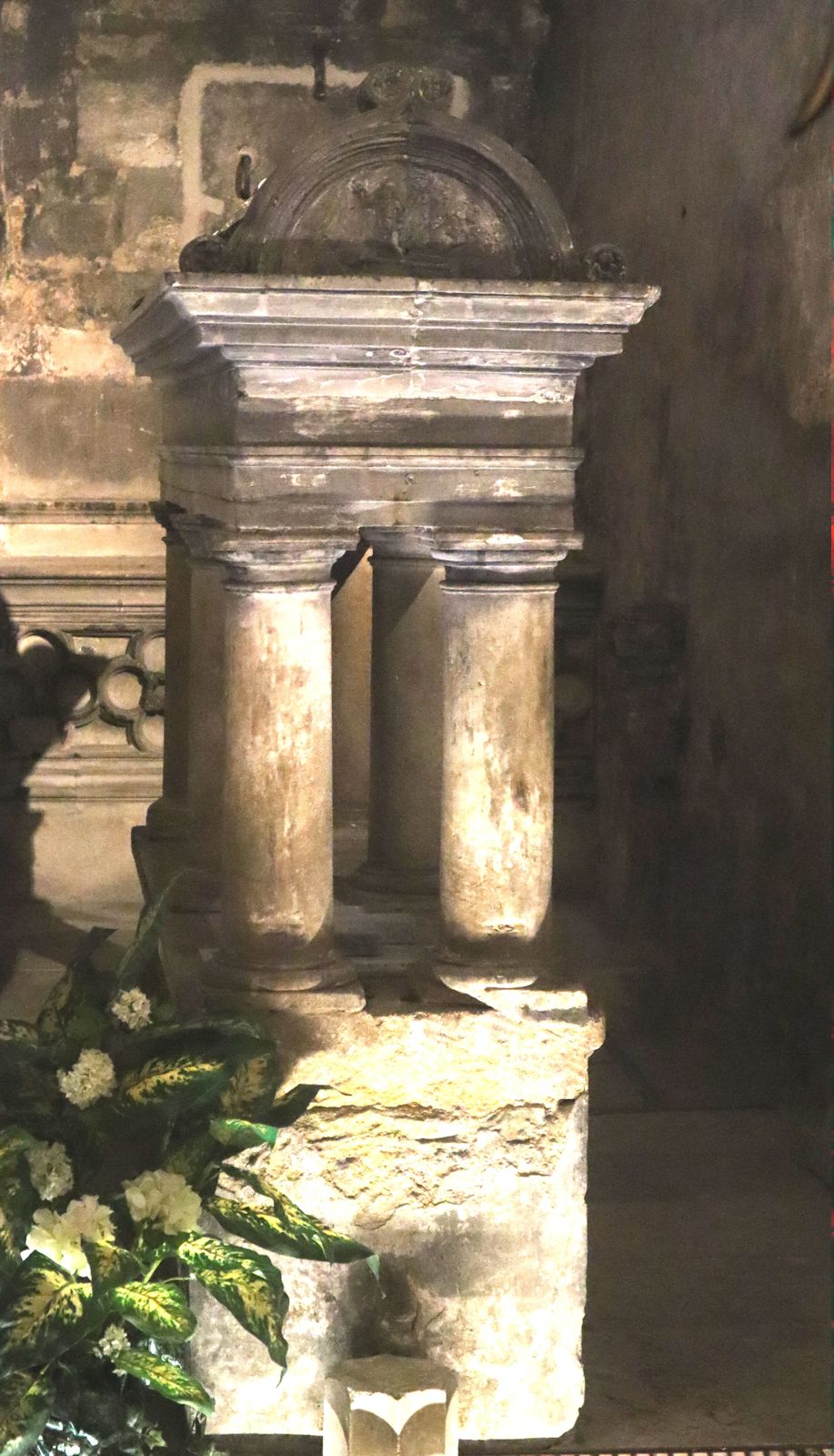 Fortis' Sarkophag in der Krypta der Kirche Saint-Seurin in Bordeaux