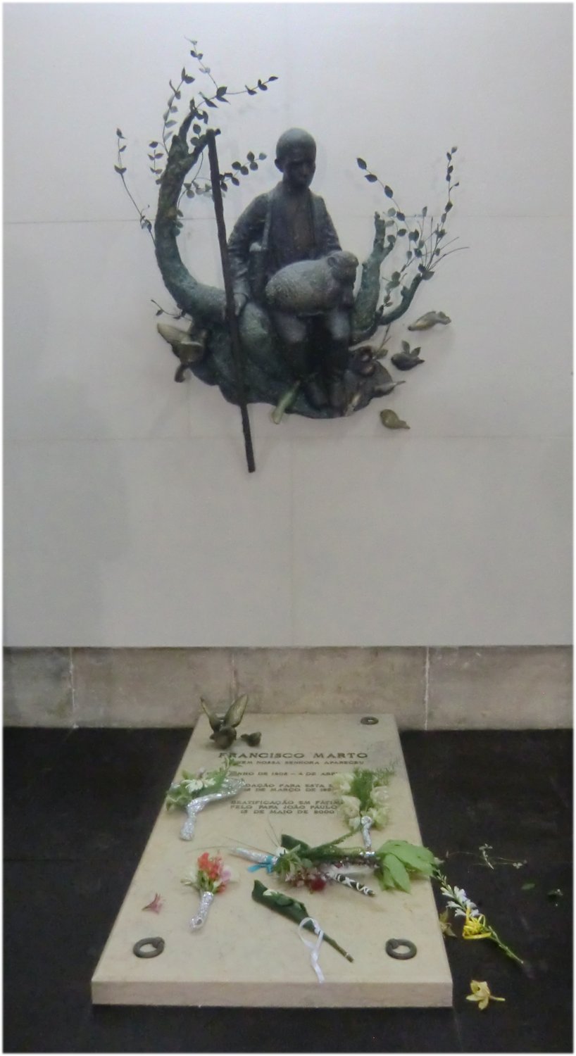Franziskus' Grab in der Basilika „Unserer Lieben Frau des Rosenkranzes” in Fátima