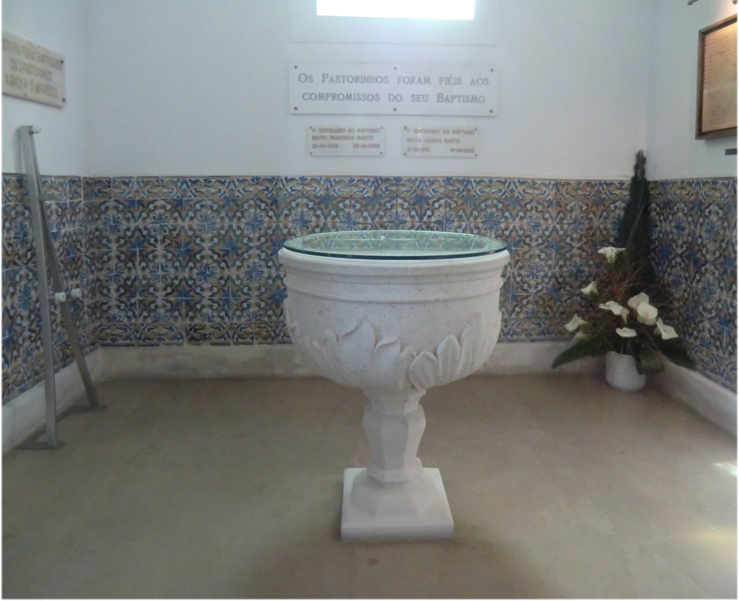 Taufstein in der Pfarrkirche in Aljustrel, an dem Franziskus und Jacinta getauft wurden
