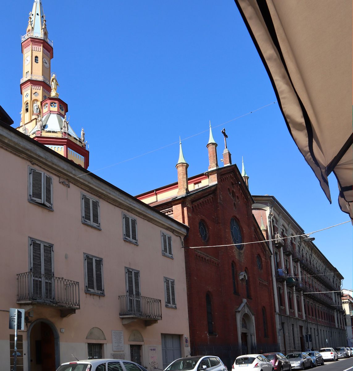 Kirche Nostra Signora del Suffragio mit dem von Franz entworfenen Jugendstil-Kirchturn und dem Kloster (rechts)